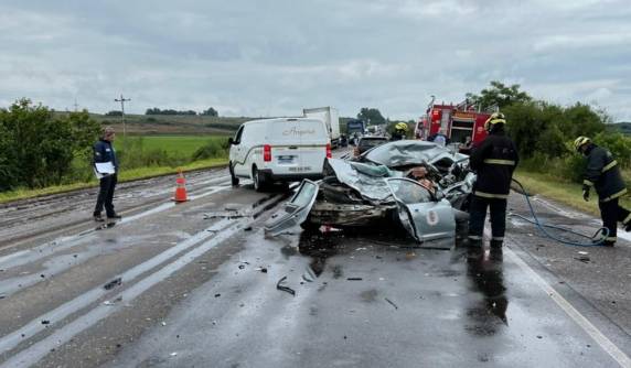 Carro e caminhão bateram de frente na manhã de terça-feira (14). Vítimas eram ocupantes de um carro da Secretaria de Saúde de Uruguaiana.