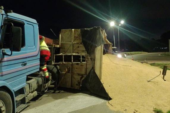 Por conta do acidente, trecho do km 8,9 da rodovia registra bloqueio na madrugada desta sexta-feira