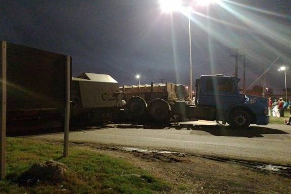 Trem bate em caminhão e parte da composição tomba na BR-392, em Rio Grande - foto 3
