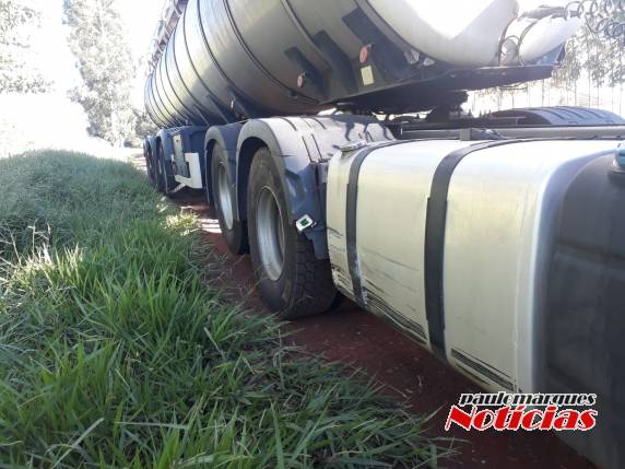 Colisão envolve automóvel e carreta na RS 342 em Três de Maio - foto 2