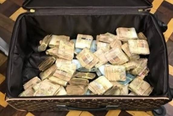 Esquema é conhecido como "3 por 1": estelionatários recebiam R$ 100 mil notas legítimas e forneciam R$ 300 mil em dinheiro falso, por exemplo.