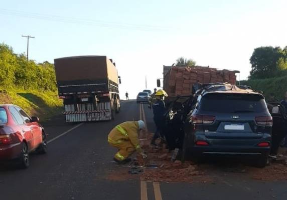 André e Rosani Petry morreram no início da manhã deste sábado (18) em acidente envolvendo carro e caminhão. Neta do casal também veio a óbito no hospital