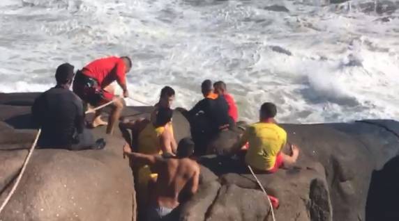 Acidente ocorreu no Farol de Santa Marta, em Laguna. Imagens mostram a força da água batendo nas pedras enquanto os socorristas trabalhavam no resgate.