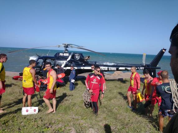 Acidente ocorreu no Farol de Santa Marta, em Laguna. Imagens mostram a força da água batendo nas pedras enquanto os socorristas trabalhavam no resgate.