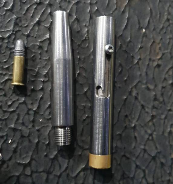 Ele detido em flagrante por porte ilegal de arma de fogo de uso restrito ou proibido.