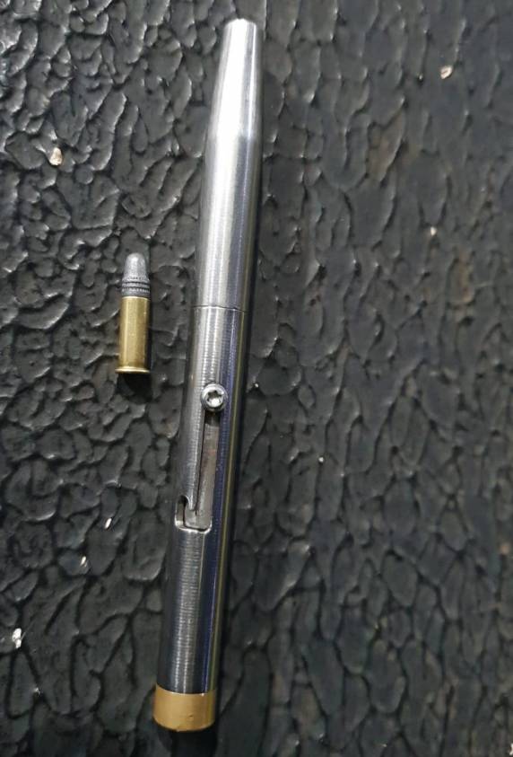 Ele detido em flagrante por porte ilegal de arma de fogo de uso restrito ou proibido.