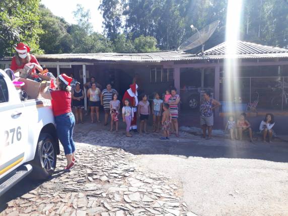 Rádio Colonial e Brigada Militar entregam brinquedos da Árvore Solidária - foto 4