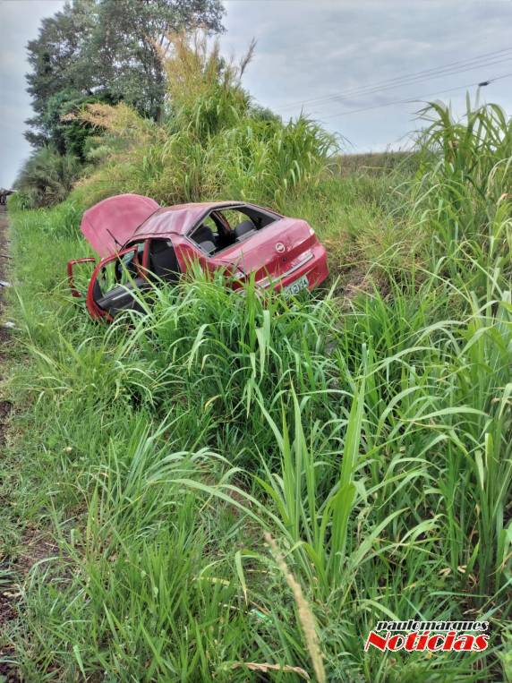 Veículo capota na RS 342 em Três de Maio - foto 3