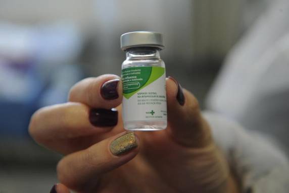 De acordo com a SES, trata-se de uma mulher de 67 anos, residente em São Francisco de Paula, que não recebeu medicação antiviral e apresentava doenças crônicas