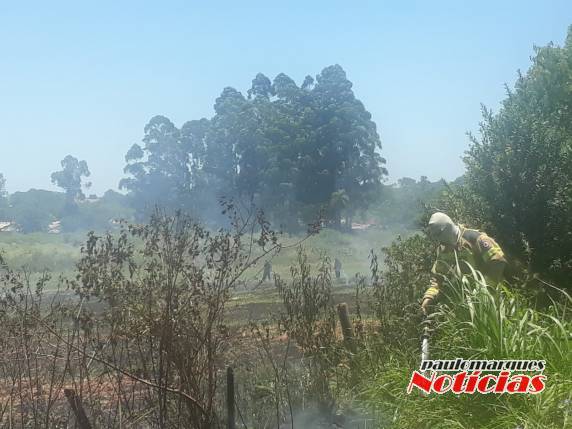 Bombeiros combatem incêndio em vegetação do bairro São Francisco, em Três de Maio - foto 3