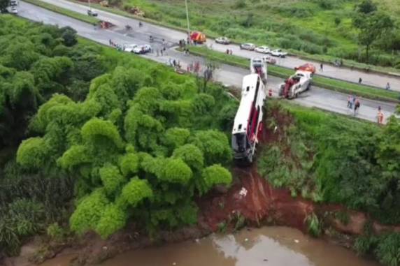 Veículo caiu em uma ribanceira por volta das 2h desta sexta-feira