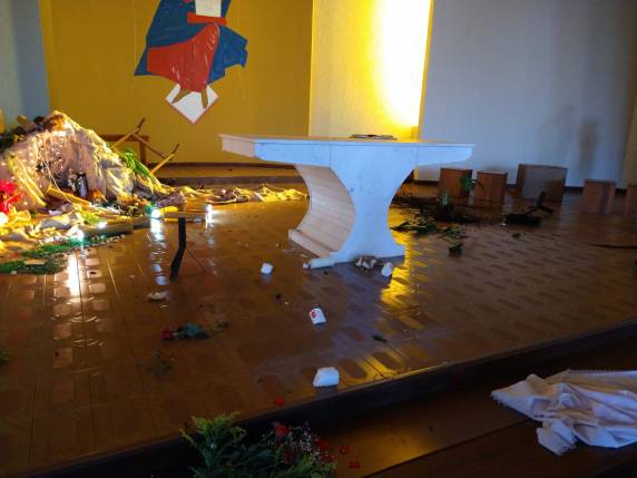 Mulher surta e vandaliza Igreja Católica em Independência - foto 2