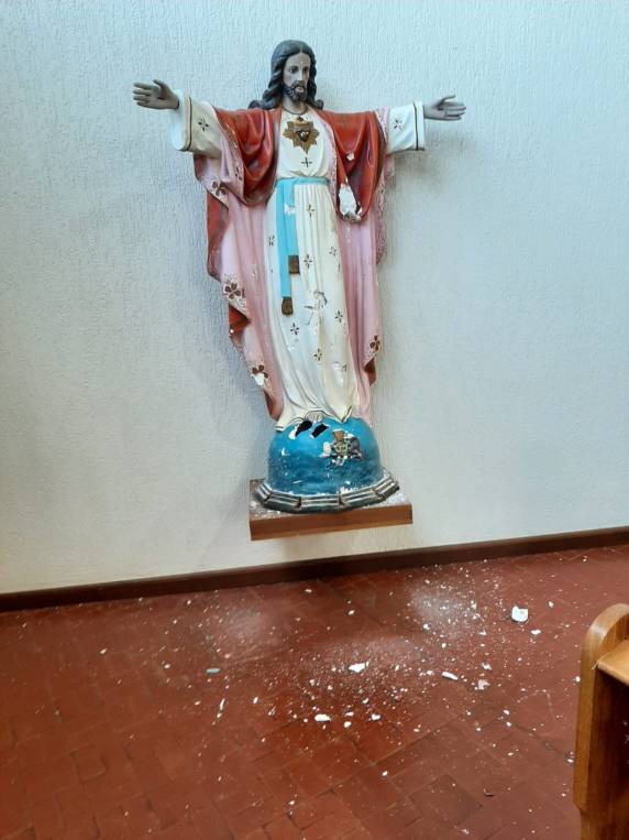 Mulher surta e vandaliza Igreja Católica em Independência - foto 6