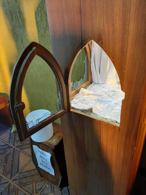 Mulher surta e vandaliza Igreja Católica em Independência - foto 7