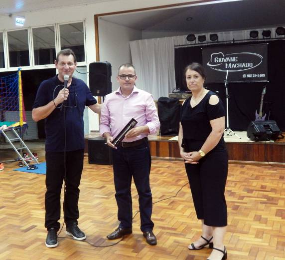 Cooperativa realizou a confraternização de fim de ano no sábado, que contou com a presença de associados e familiares e do representante da entidade parceira