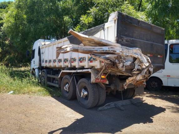 Carreta colide em caminhão e ambulância na ERS 153 no norte gaúcho - foto 4