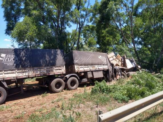 Carreta colide em caminhão e ambulância na ERS 153 no norte gaúcho - foto 2