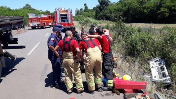 Acidente entre carreta e carro deixa feridos em Vera Cruz - foto 4