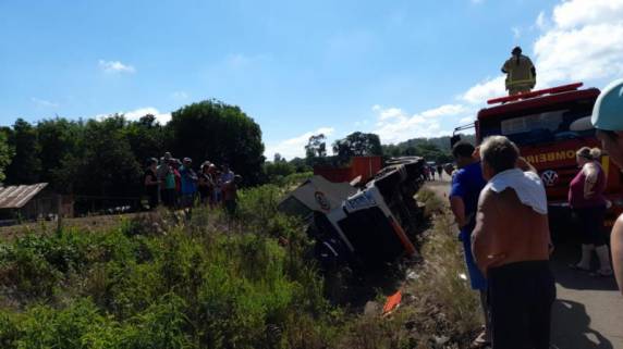 Acidente entre carreta e carro deixa feridos em Vera Cruz - foto 2