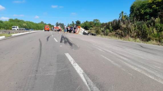 Acidente entre carreta e carro deixa feridos em Vera Cruz - foto 3