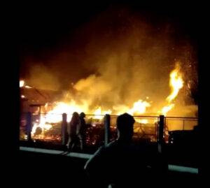 Chamas destruíram galpão e caminhões do estabelecimento, localizado no bairro Vila Rosa