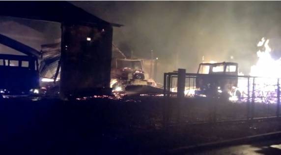 Chamas destruíram galpão e caminhões do estabelecimento, localizado no bairro Vila Rosa