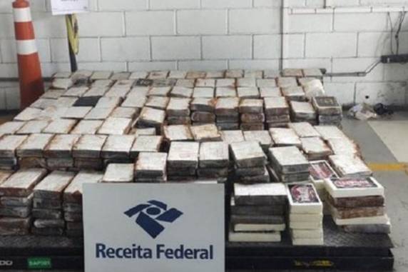 Droga, que estava escondida entre cargas para exportação, foi localizada por um cão farejador