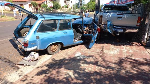 Homem tem mal súbito e bate Belina em caminhonete estacionada, em Ijuí - foto 2