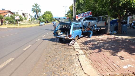 Homem tem mal súbito e bate Belina em caminhonete estacionada, em Ijuí - foto 3