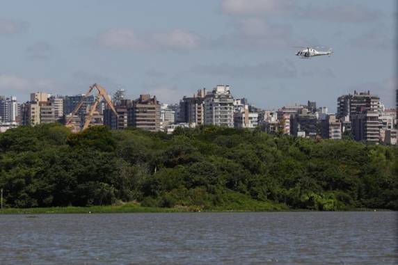 Reféns, troca de tiros e perseguição por terra, ar e água: como foi o assalto a carro-forte em Guaíba - foto 5