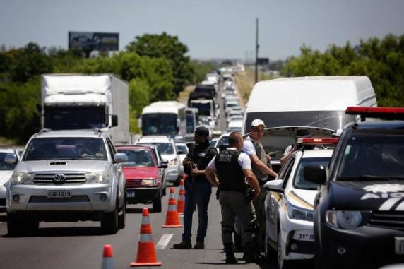 Reféns, troca de tiros e perseguição por terra, ar e água: como foi o assalto a carro-forte em Guaíba - foto 8