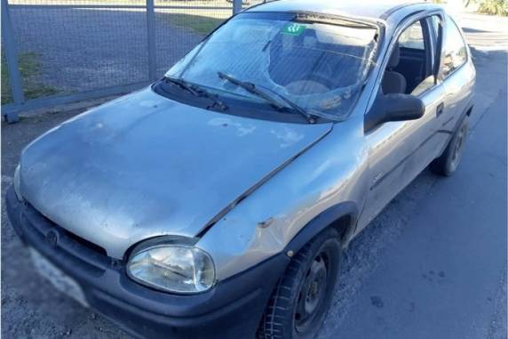 Mau estado de conservação do automóvel chamou a atenção da PRF que efetuou a abordagem