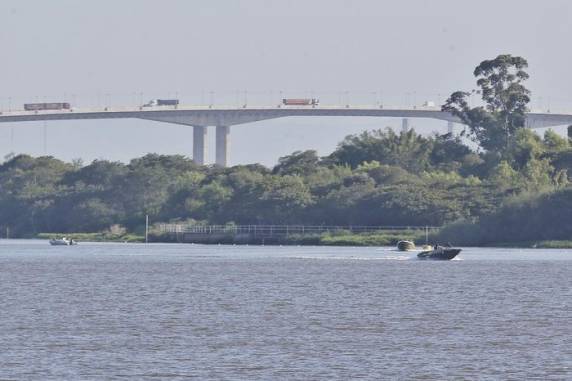Ação ocorre na região das ilhas de Porto Alegre, onde podem estar escondidos dois integrantes do grupo que participou do assalto, na manhã de quarta-feira