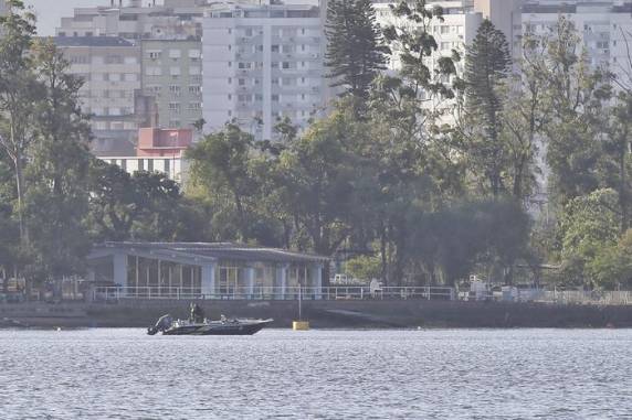 Ação ocorre na região das ilhas de Porto Alegre, onde podem estar escondidos dois integrantes do grupo que participou do assalto, na manhã de quarta-feira