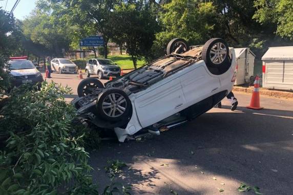 Automóvel atingiu a raiz de uma árvore e capotou. Condutor não se feriu