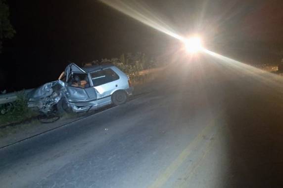 Fiat Uno e Peugeot colidiram frontalmente; outras três pessoas ficaram feridas