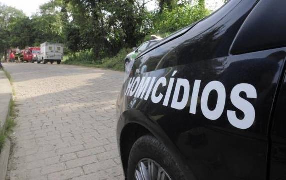 Homem investiu contra a mulher com uma foice, segundo a Polícia Civil de Penha. Ela se defendeu com um facão e foi liberada após prestar depoimento na delegacia.