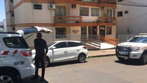 Suspeito teria matado pai, avó e tia. Corpos foram encontrados por um familiar durante a manhã deste sábado.