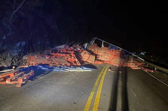 Acidente ocorreu no KM 108 da rodovia estadual durante a madrugada deste domingo (2)