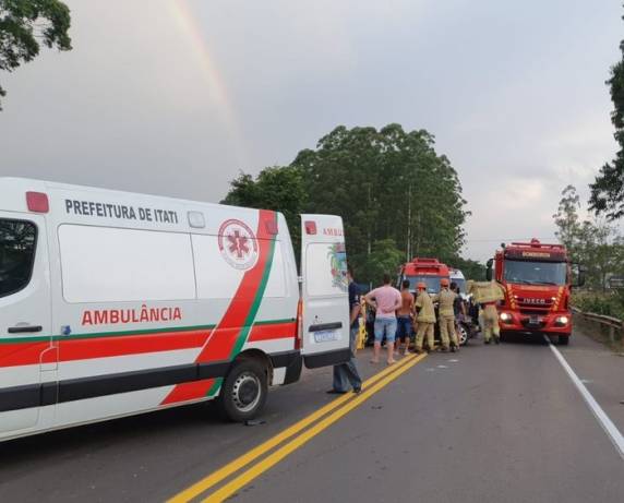 Colisão envolveu dois carros no início da noite de domingo