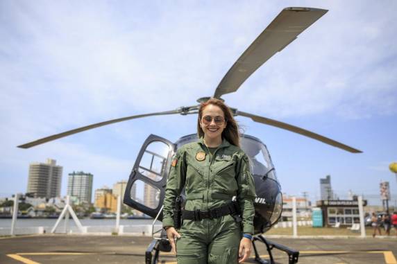Aos 30 anos, Camila Meggiolaro dos Santos está na Operação Verão, a bordo do Gavião 01, aeronave preta da corporação