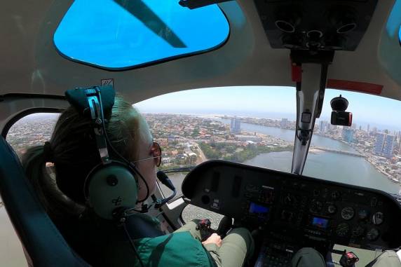 Mulher que sobrevoa de helicóptero as praias do Litoral Norte é a primeira piloto da Polícia Civil do RS - foto 2