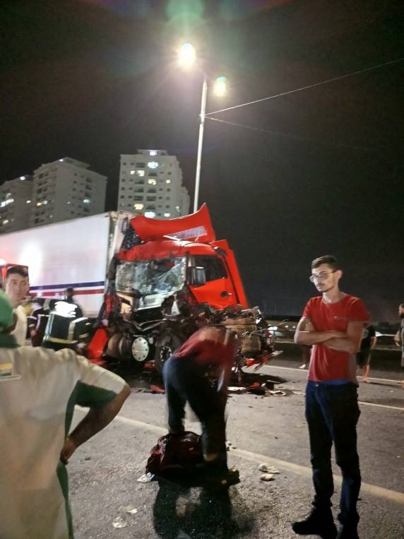 Automóvel é prensado por dois caminhões na BR 101 em Itapema - foto 3