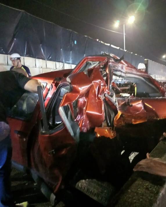 Automóvel é prensado por dois caminhões na BR 101 em Itapema - foto 2