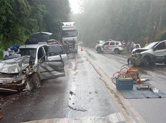 Três automóveis colidiram na tarde desta terça-feira, em Vargem Bonita