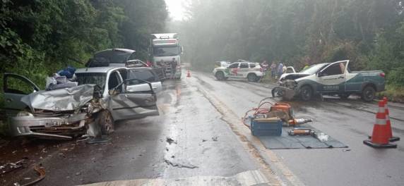 Colisão entre veículos deixa três gravemente feridos e uma pessoa morta na BR-282 - foto 3
