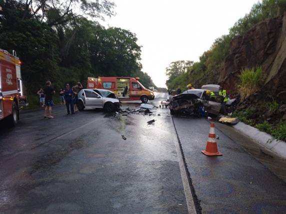 A batida entre dois carros aconteceu na BR-282, no fim da tarde desta quarta-feira.