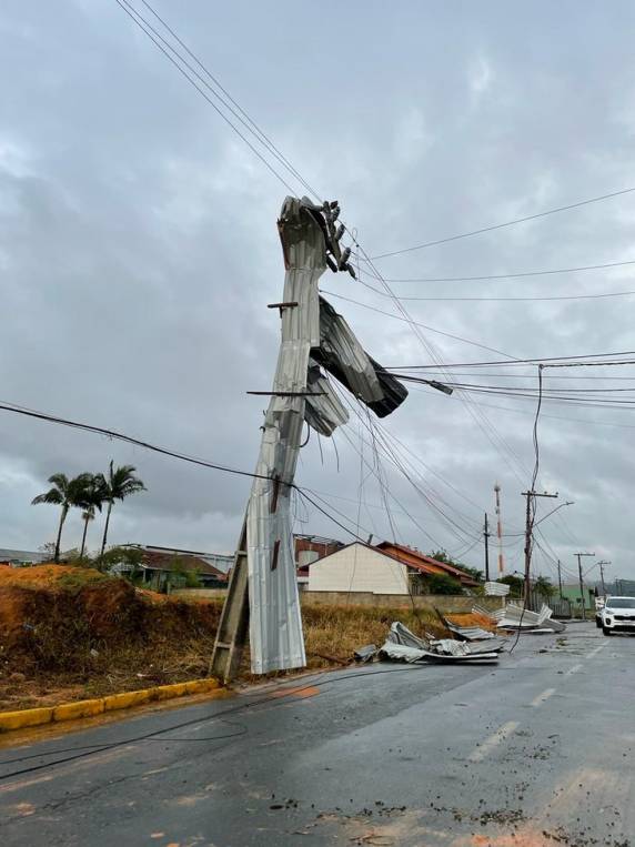 Defesa Civil de SC confirma passagem de tornado com rajadas de vento de 130km/h em Timbó - foto 2