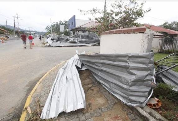 Defesa Civil de SC confirma passagem de tornado com rajadas de vento de 130km/h em Timbó - foto 3