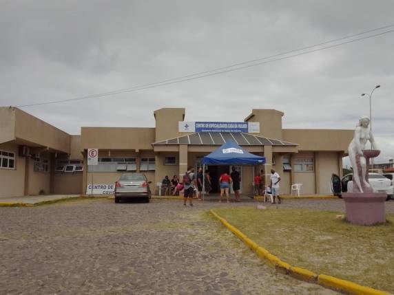 Funcionário de funerária percebeu que paciente estava viva quando foi retirar o corpo para o velório. Prefeitura afirma que apura o caso. Segundo a sobrinha-neta, mulher de 78 anos está bem.